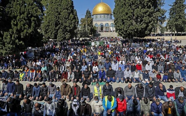 Palestinian Muslims resume praying outside the Dome of the Rock Mosque in Jerusalem's al-Aqsa mosques compound on February 12, 2021, following a 45-day pause due to COVID-19 restrictions. (AHMAD GHARABLI / AFP) Palestinian Muslims resume praying outside the Dome of the Rock Mosque in Jerusalem's al-Aqsa mosques compound on February 12, 2021, following a 45-day pause due to COVID-19 restrictions. (AHMAD GHARABLI / AFP)