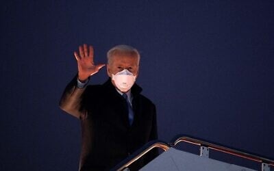 US President Joe Biden waves as he boards Air Force One before departing from Andrews Air Force Base in Maryland on February 12, 2021. - Biden is heading the Camp David presidential retreat where he is due to spend the weekend. (MANDEL NGAN / AFP)