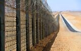 Part of the fence along the Israeli-Egyptian border, north of Eilat. (Idobi, CC BY-SA 3.0, Wikimedia Commons)