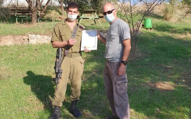 Nir Distelfeld of the Israel Antiquities Authority (R) presenting Ido Gardi with a certificate of appreciation (Israel Antiquities Authority) Nir Distelfeld of the Israel Antiquities Authority (R) presenting Ido Gardi with a certificate of appreciation (Israel Antiquities Authority)