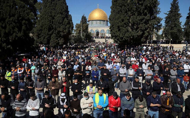 Muslim worshipers take part in Friday prayers at the Dome of the Rock Mosque in the Al Aqsa Mosque complex in the Old City of Jerusalem, February 12, 2021. (AP Photo/Mahmoud Illean) Muslim worshipers take part in Friday prayers at the Dome of the Rock Mosque in the Al Aqsa Mosque complex in the Old City of Jerusalem, February 12, 2021. (AP Photo/Mahmoud Illean)