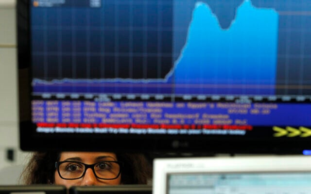 Illustrative: A broker works in a trading room of a Portuguese bank in Lisbon, Wednesday, July 3, 2013. (AP/Francisco Seco) Illustrative: A broker works in a trading room of a Portuguese bank in Lisbon, Wednesday, July 3, 2013. (AP/Francisco Seco)