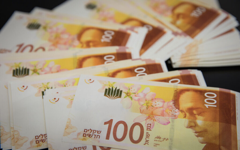 Illustrative image of the 100 Israeli Shekel bill, on December 31, 2017. (Nati Shohat/Flash90)