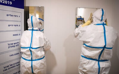 Illustrative: A medical team at a coronavirus ward of  the Sheba Medical Center, in Ramat Gan, July 27, 2020. (Yossi Zeliger/Flash90)
