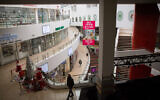 The closed shops at Dizengof Center in Tel Aviv during a nationwide lockdown, January 7, 2021 (Miriam Alster/Flash90)