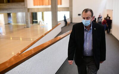Tel Aviv Mayor Ron Huldai holds a press conference at the Tel Aviv Museum of Art, on January 24, 2021 in Tel Aviv. (Tomer Neuberg/Flash90)