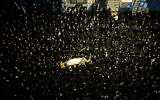 Thousands attend the funeral of an ultra-Orthodox rabbi in Jerusalem, January 31, 2021. (Yonatan Sindel/Flash90)
