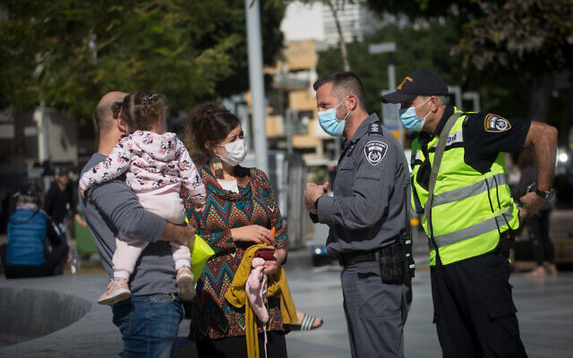 Police patrol Dizengoff Square in Tel Aviv, February 01, 2021 (Miriam Alster/FLASH90) Police patrol Dizengoff Square in Tel Aviv, February 01, 2021 (Miriam Alster/FLASH90)