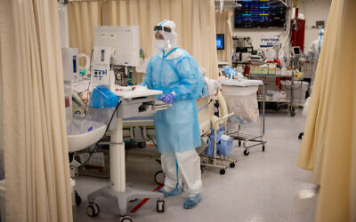 Shaare Zedek hospital team members wearing safety gear as they work in the coronavirus ward of Shaare Zedek hospital in Jerusalem on February 3, 2021, during a 3rd nationawide full lockdown, in an effort to prevent the spread of the Coronavirus. (Yonatan Sindel/Flash90)