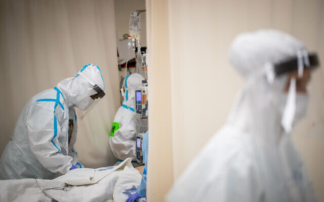 Shaare Zedek hospital team members wearing safety gear as they work in the coronavirus ward of the hospital in Jerusalem on February 3, 2021 (Yonatan Sindel/Flash90) Shaare Zedek hospital team members wearing safety gear as they work in the coronavirus ward of the hospital in Jerusalem on February 3, 2021 (Yonatan Sindel/Flash90)