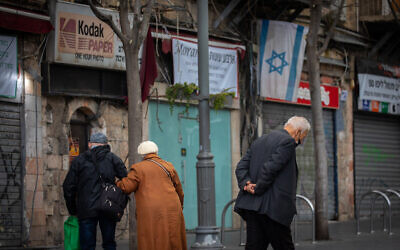 Israelis wearing face masks walk in Jerusalem on February 4, 2021. (Olivier Fitoussi/Flash90)