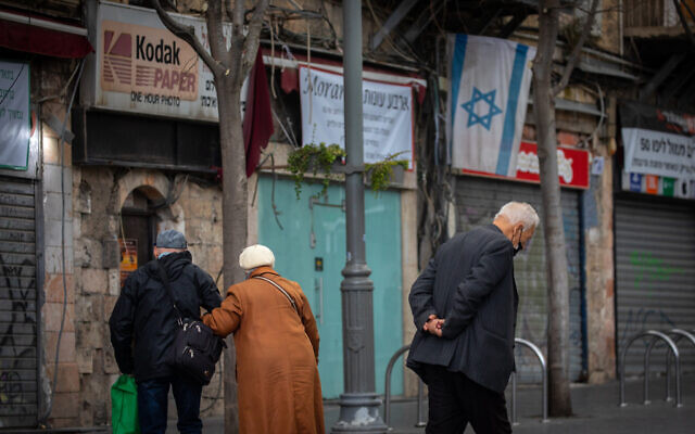 Israelis wearing face masks walk in Jerusalem on February 4, 2021. (Olivier Fitoussi/Flash90) Israelis wearing face masks walk in Jerusalem on February 4, 2021. (Olivier Fitoussi/Flash90)