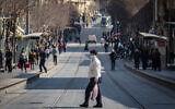 Jerusalemites wearing face masks walk in the city center in February 2021. (Olivier Fitoussi/Flash90)