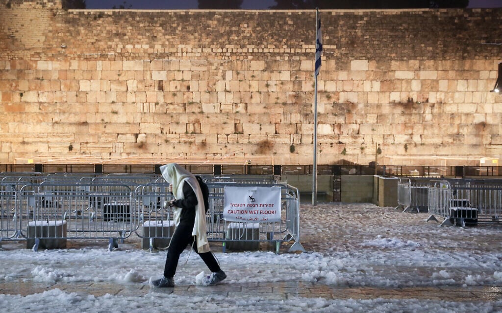 The snow-covered Western Wall in Jerusalem's Old City, on February 18, 2021 (Nati Shohat/Flash90)