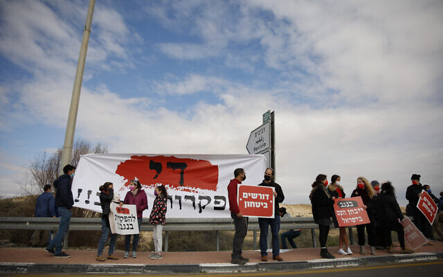 Residents from southern Israel protest against the increasing number of violent incidents in the Negev Region, in Mash'abim Junction, southern Israel, on February 19, 2021. (Flash90) Residents from southern Israel protest against the increasing number of violent incidents in the Negev Region, in Mash'abim Junction, southern Israel, on February 19, 2021. (Flash90)