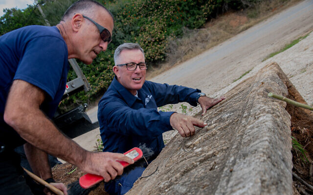 Cleaning an 1,800-year-old sarcophagus discovered at the Ramat Gan Safari Park (Israel Antiquities Authority) Cleaning an 1,800-year-old sarcophagus discovered at the Ramat Gan Safari Park (Israel Antiquities Authority)
