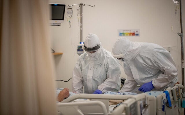 Medical workers in the COVID-19 ward of Shaare Zedek hospital in Jerusalem, February 3, 2021. (Yonatan Sindel/Flash90) Medical workers in the COVID-19 ward of Shaare Zedek hospital in Jerusalem, February 3, 2021. (Yonatan Sindel/Flash90)