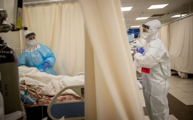 Hospital staff work in the coronavirus ward of Shaare Zedek hospital in Jerusalem on February 3, 2021. (Yonatan Sindel/Flash90) Hospital staff work in the coronavirus ward of Shaare Zedek hospital in Jerusalem on February 3, 2021. (Yonatan Sindel/Flash90)