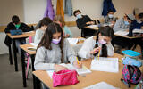 Fifth-grade students return to school in Efrat, February 21, 2021. (Gershon Elinson/ Flash90)
