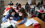 Fifth grade students return to school in Efrat, February 21, 2021. (Gershon Elinson/Flash90)