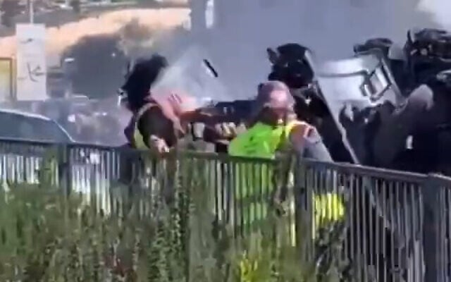 Police hitting a protester in Umm al-Fahm on February 26, 2021. (Screenshot: Twitter) Police hitting a protester in Umm al-Fahm on February 26, 2021. (Screenshot: Twitter)