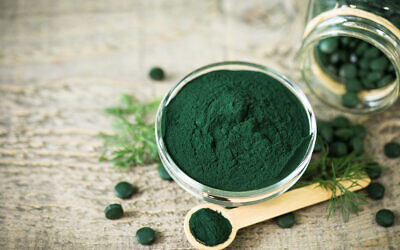 Spirulina tablets and powder (Alexlky via iStock via Getty Images)