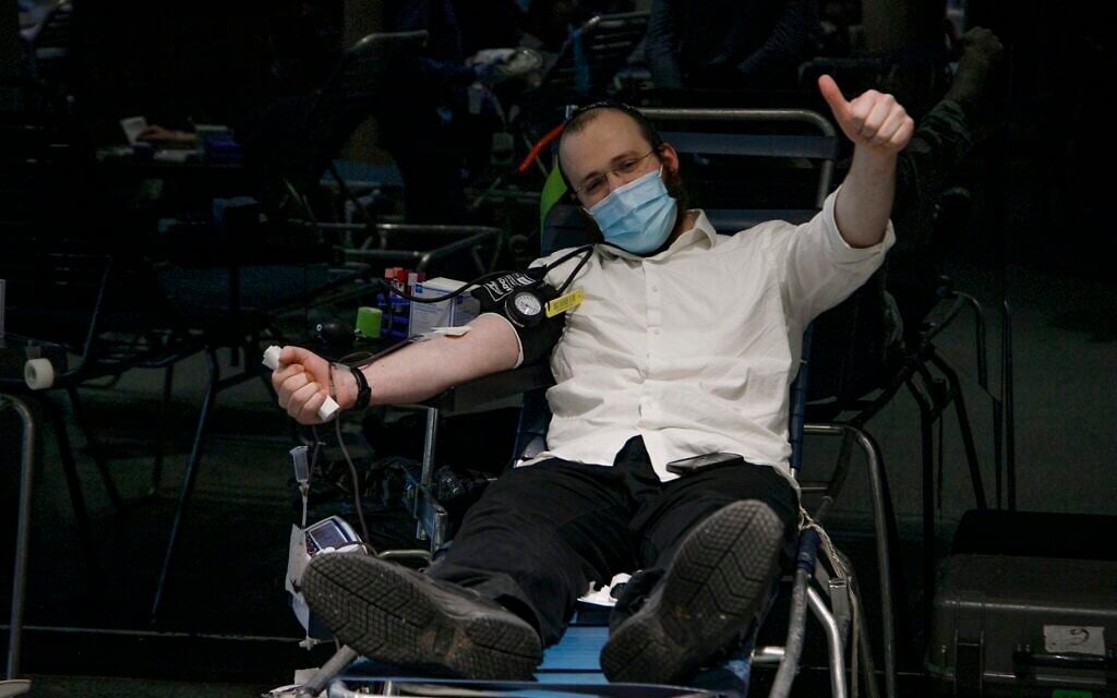 A man donates plasma at the Jewish Children's Museum plasma drive, Brooklyn, New York, January 27, 2021. (Courtesy/Anash.org)
