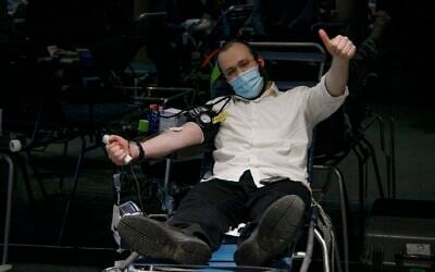 A man donates plasma at the Jewish Children's Museum plasma drive, Brooklyn, New York, January 27, 2021. (Courtesy/Anash.org)