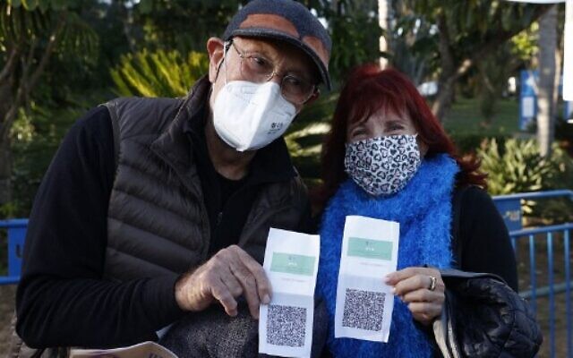 Israelis shows their "green pass" (proof of being fully vaccinated against the coronavirus) before entering the Green Pass concert for vaccinated seniors, organized by the municipality of Tel Aviv, on February 24, 2021. (JACK GUEZ / AFP) Israelis shows their "green pass" (proof of being fully vaccinated against the coronavirus) before entering the Green Pass concert for vaccinated seniors, organized by the municipality of Tel Aviv, on February 24, 2021. (JACK GUEZ / AFP)