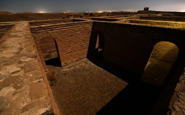 This picture taken late on February 25, 2021 shows a long-exposure moonlit view of the site where Abraham, the father of three religions -- Judaism, Christianity and Islam -- is thought to have been born in the ancient city of Ur (Asaad NIAZI / AFP)