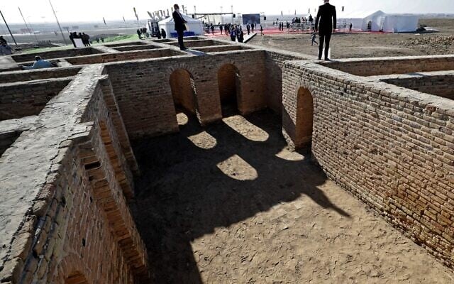 Security officers stand atop a wall of the House of Abraham, in the ancient city of Ur, in southern Iraq's Dhi Qar province, on March 6, 2021, amid preparations for Pope Francis's visit to the archaeological site (Ahmad AL-RUBAYE / AFP)