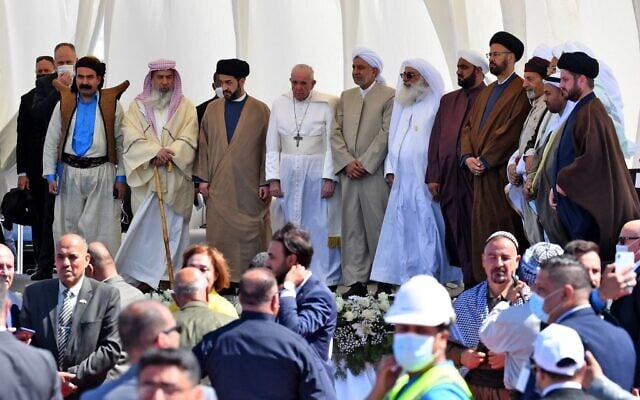 Pope Francis is surrounded by religious figures during an interfaith meeting in the ancient city of Ur in southern Iraq's Dhi Qar province, on March 6, 2021 (Vincenzo PINTO / AFP) Pope Francis is surrounded by religious figures during an interfaith meeting in the ancient city of Ur in southern Iraq's Dhi Qar province, on March 6, 2021 (Vincenzo PINTO / AFP)