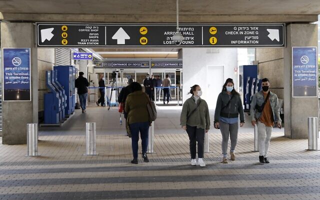 People wearing masks for protection against the coronavirus leave Israel's Ben-Gurion Airport near Tel Aviv, which reopened on March 7, 2021 for a limited number of passengers. (JACK GUEZ / AFP) People wearing masks for protection against the coronavirus leave Israel's Ben-Gurion Airport near Tel Aviv, which reopened on March 7, 2021 for a limited number of passengers. (JACK GUEZ / AFP)