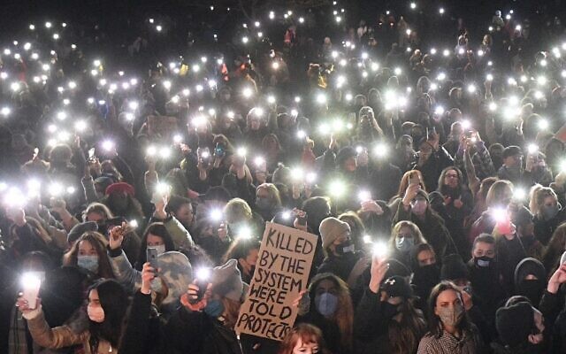 Well-wishers turn on their phone torches as they gather at a band-stand where a planned vigil in honor of murder victim Sarah Everard was cancelled after police outlawed it due to Covid-19 restrictions, on Clapham Common, south London on March 13, 2021 (JUSTIN TALLIS / AFP) Well-wishers turn on their phone torches as they gather at a band-stand where a planned vigil in honor of murder victim Sarah Everard was cancelled after police outlawed it due to Covid-19 restrictions, on Clapham Common, south London on March 13, 2021 (JUSTIN TALLIS / AFP)