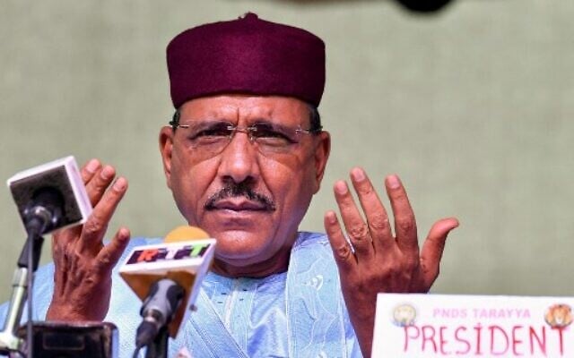 On February 23, 2021 Niger's newly elected president Mohamed Bazoum gestures at his party headquarter after the announcement of his election in Niamey. Niger's constitutional court on March 21, 2021, confirmed Mohamed Bazoum as the country's new president with more than 55 percent of the votes cast in last month's run-off. (Photo by Issouf SANOGO / AFP) On February 23, 2021 Niger's newly elected president Mohamed Bazoum gestures at his party headquarter after the announcement of his election in Niamey. Niger's constitutional court on March 21, 2021, confirmed Mohamed Bazoum as the country's new president with more than 55 percent of the votes cast in last month's run-off. (Photo by Issouf SANOGO / AFP)