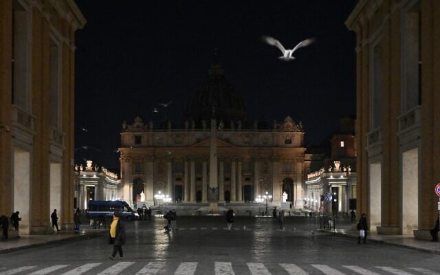 A view shows St. Peter's Basilica in The Vatican on March 27, 2021 after the lights were turned off for Earth Hour. ( Vincenzo PINTO / AFP) A view shows St. Peter's Basilica in The Vatican on March 27, 2021 after the lights were turned off for Earth Hour. ( Vincenzo PINTO / AFP)