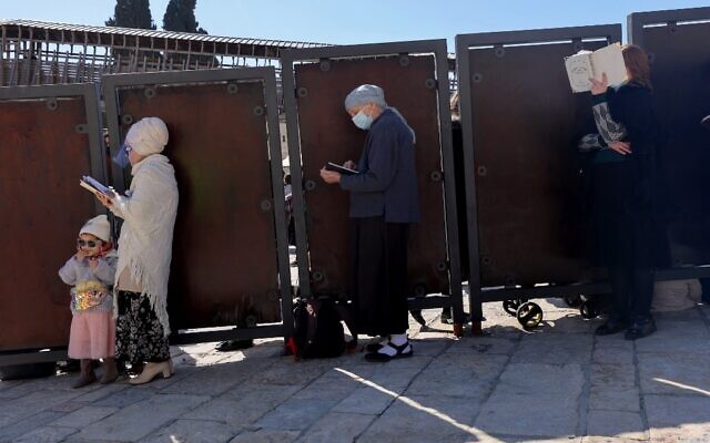 Jewish worshippers pray at the Western Wall during the Priestly Blessing on the holiday of Passover, in Jerusalem on March 29, 2021. (Emmanuel DUNAND / AFP) Jewish worshippers pray at the Western Wall during the Priestly Blessing on the holiday of Passover, in Jerusalem on March 29, 2021. (Emmanuel DUNAND / AFP)
