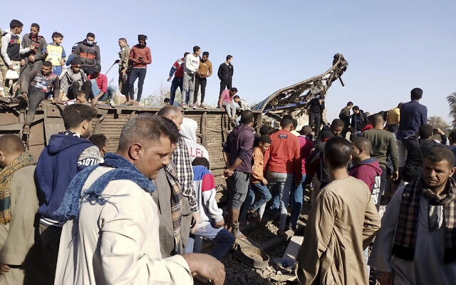 Egyptians look for remains of victims around mangled train carriages at the scene of a train accident in Sohag, Egypt, March 26, 2021. (AP Photo) Egyptians look for remains of victims around mangled train carriages at the scene of a train accident in Sohag, Egypt, March 26, 2021. (AP Photo)