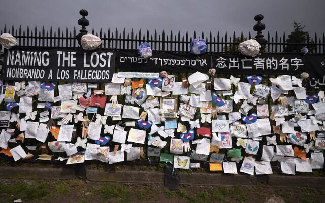 A fence outside Brooklyn's Green-Wood Cemetery is adorned with tributes to victims of COVID-19 in New York, May 28, 2020. (Mark Lennihan/AP) A fence outside Brooklyn's Green-Wood Cemetery is adorned with tributes to victims of COVID-19 in New York, May 28, 2020. (Mark Lennihan/AP)