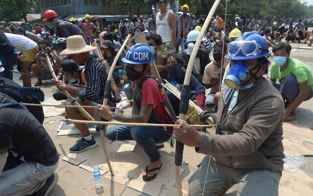 Anti-coup protesters prepare makeshift bow and arrows to confront police in Thaketa township Yangon, Myanmar, March 27, 2021 (AP Photo) Anti-coup protesters prepare makeshift bow and arrows to confront police in Thaketa township Yangon, Myanmar, March 27, 2021 (AP Photo)