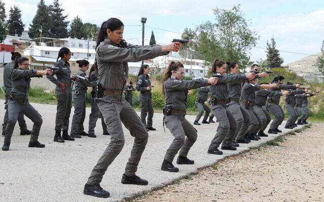 Shooting practice for Border Police officers, March 18, 2013. (Nati Shohat/ FLASH90)