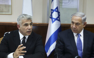 Israeli Prime Minister Benjamin Netanyahu (L) and then-minister of finance Yair Lapid attend the weekly cabinet meeting in Jerusalem, on October 7, 2014. (Marc Israel Sellem/POOL/Flash90)