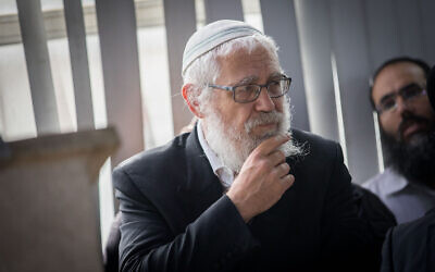 Mordechai Elon attends the funeral of Rabbi Haim Yishayahu Hedri, in Sanhedria, Jerusalem, on April 25, 2018. (Yonatan Sindel/Flash90)