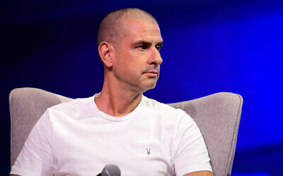 Israeli actor Eyal Kitzis speaks during a conference of the Israeli Television News Company in Tel Aviv on September 5, 2019. (Flash90)