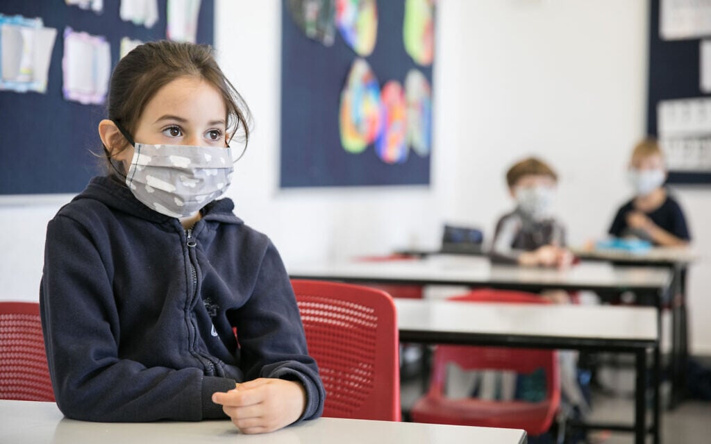 Israeli students wear protective face masks as they return to school on May 3, 2020, in Jerusalem. (Olivier Fitoussi/Flash90)