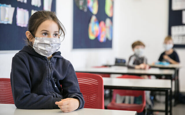 Israeli students wear protective face masks as they return to school on May 3, 2020, in Jerusalem. (Olivier Fitoussi/Flash90)