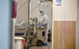 A medical worker in the coronavirus ward of Soroka Medical Center in Beersheba on September 15, 2020. (Yossi Zeliger/Flash90)