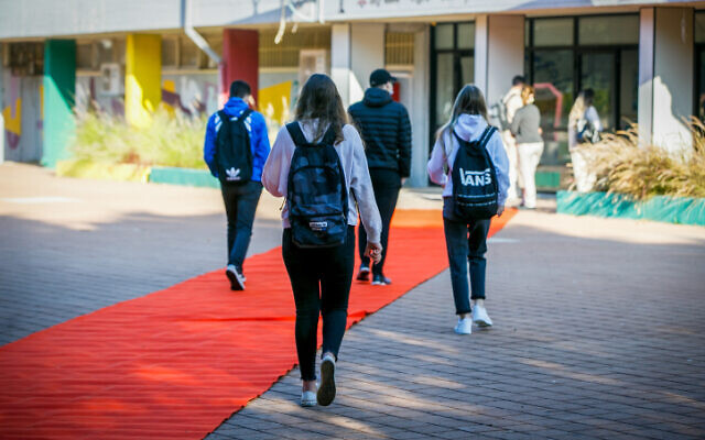 File: Students arrive at school in Ashdod, November 29, 2020 (Flash90)
