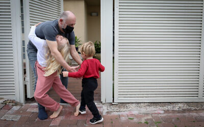 Grandparents meets with their grandchildren in their home in Ramat Gan, on February 05, 2021. ( Chen Leopold/Flash90)