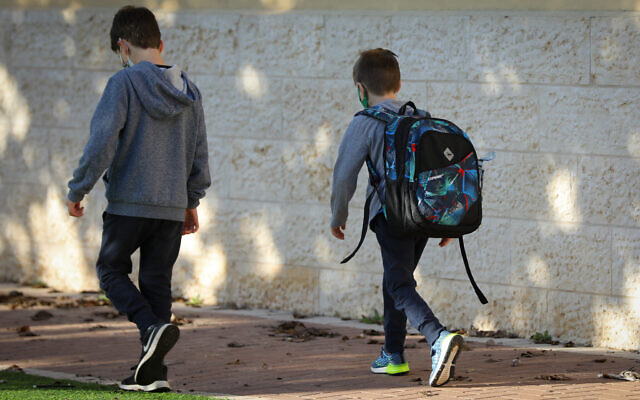 Israeli students wearing face masks as they return to school in Aseret, February 11, 2021. (Flash90) Israeli students wearing face masks as they return to school in Aseret, February 11, 2021. (Flash90)